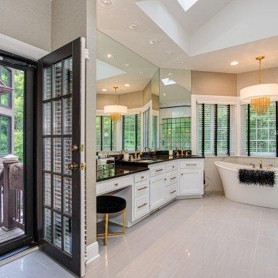 main bathroom with access to pool